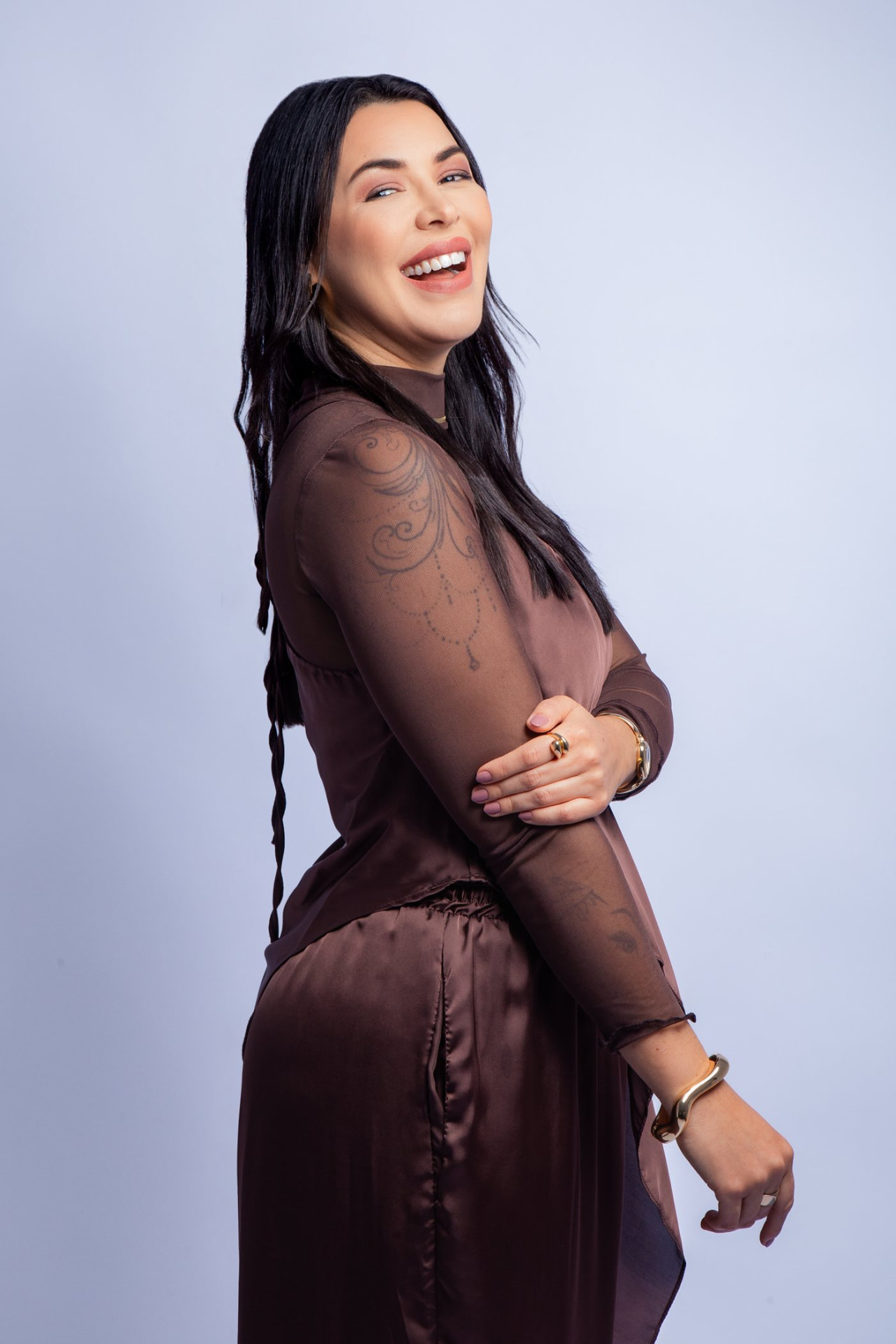 Brenda rindo, de lado
