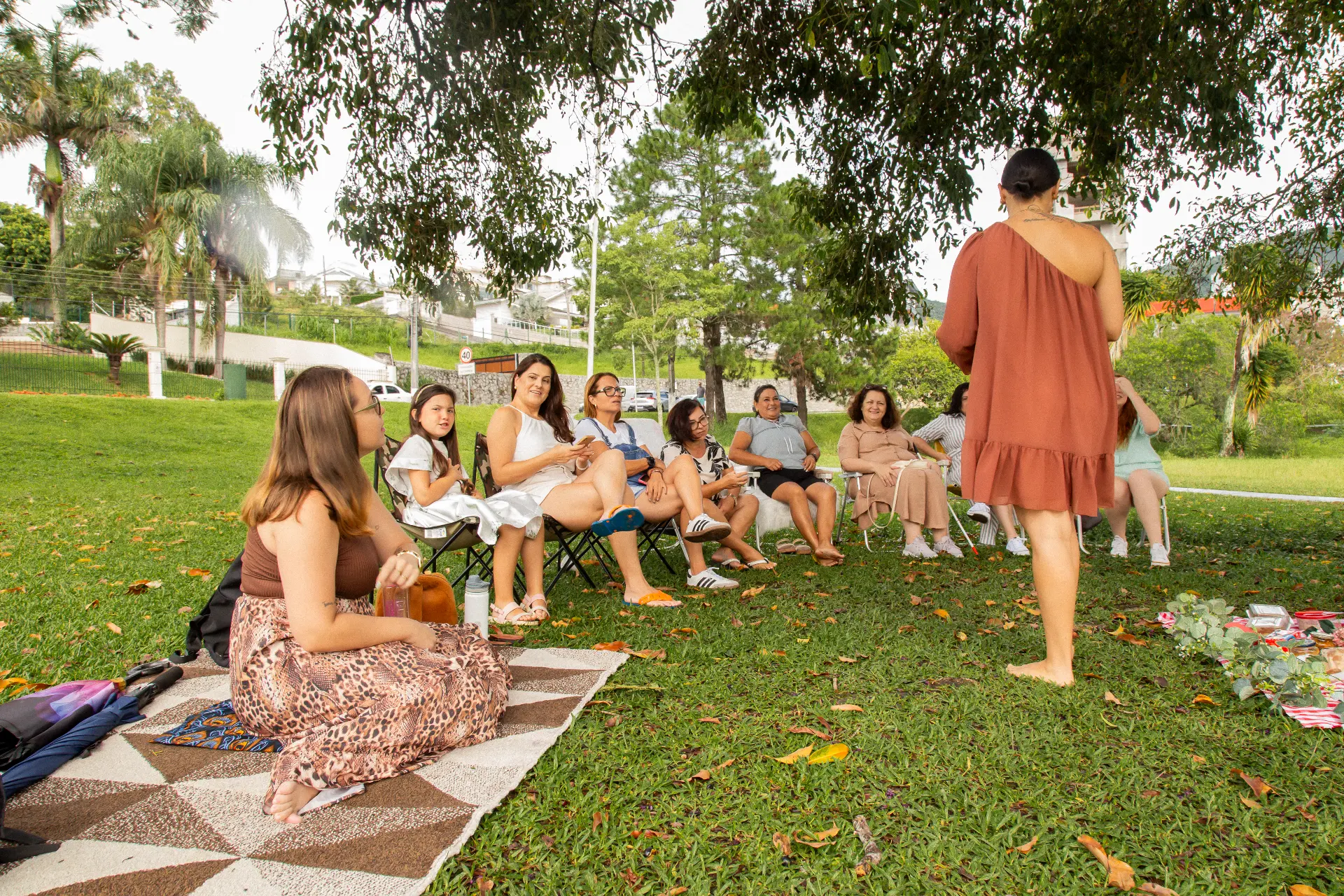 Brenda Reinecke conduzindo o Piquenique Sistêmico no parque