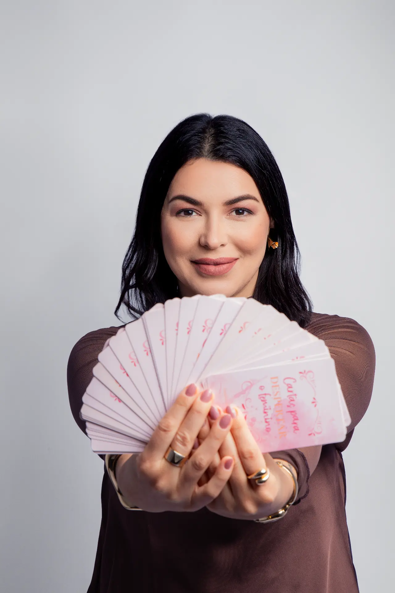 Brenda com cartas terapêuticas