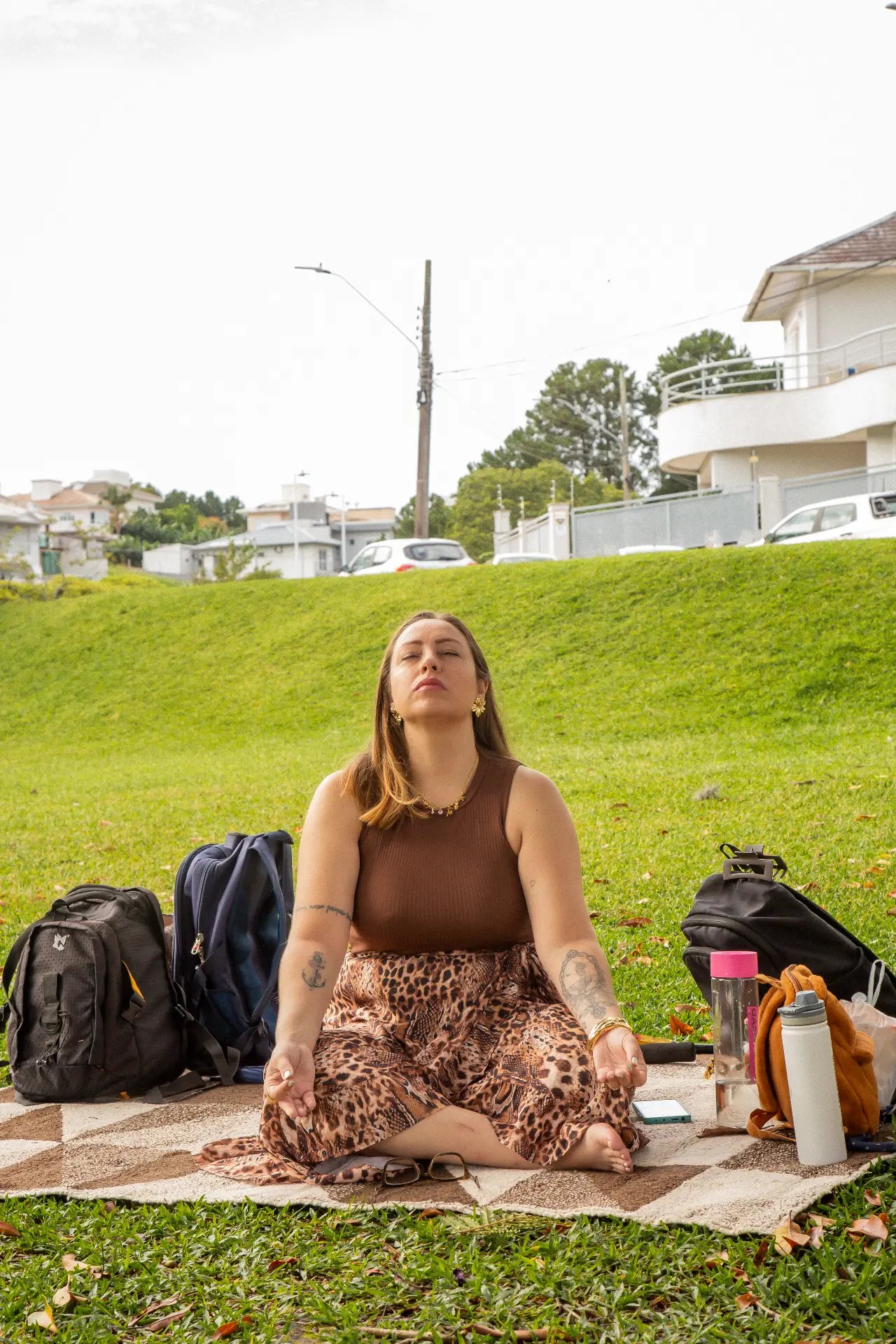 Participante meditando no Piquenique Sistêmico